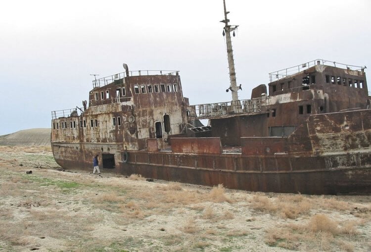 Из-за чего исчезло Аральское море. Заброшенное судно в засохшем Аральском море. Источник изображения: wikimedia.org. Фото.